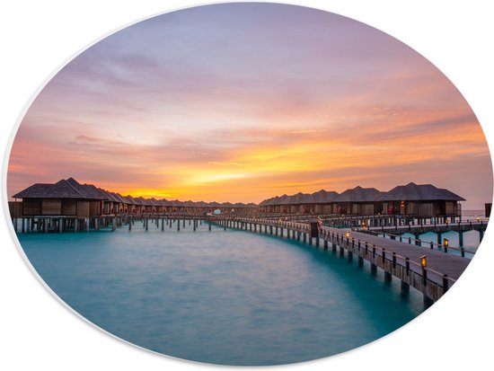 PVC Schuimplaat Ovaal - Zonsondergang bij Vakantie Resorts op Zee van Maledieven - 40x30 cm Foto op Ovaal (Met Ophangsysteem)