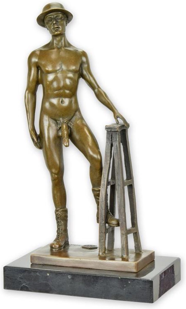 EEN BRONZEN SCULPTUUR VAN EEN NAAKT POSEREND MANNETJE