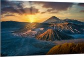 Dibond - Zonsondergang verdwijnend achter Bergen in Vulkaangebied - 150x100 cm Foto op Aluminium (Wanddecoratie van metaal)