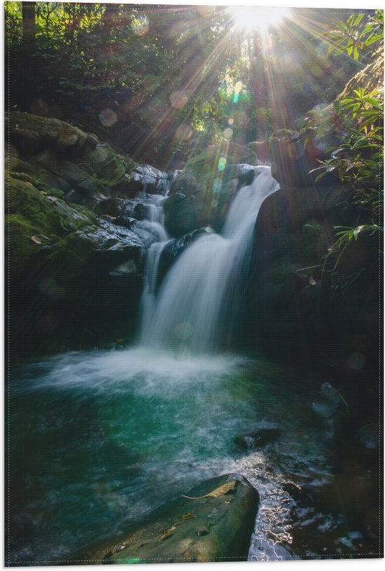 Vlag - Zonnestralen Vallend op Waterval in Bos - 40x60 cm Foto op Polyester Vlag