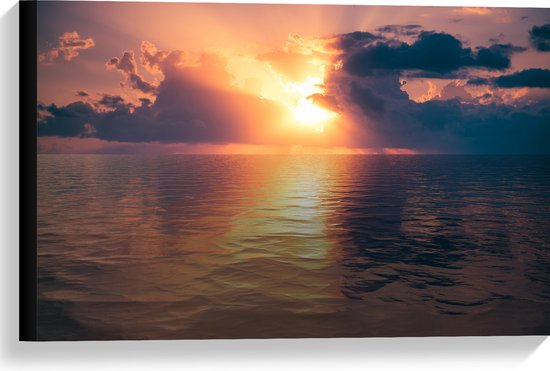 Canvas - Zon Verdwijnend achter de Wolken boven Kalme Zee - 60x40 cm Foto op Canvas Schilderij (Wanddecoratie op Canvas)