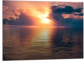 Dibond - Zon Verdwijnend achter de Wolken boven Kalme Zee - 100x75 cm Foto op Aluminium (Met Ophangsysteem)