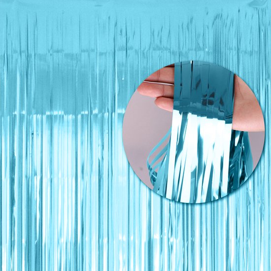 Een detailopname van een hand die lichtblauwe lamellen vasthoudt van een folie achtergrondgordijn.