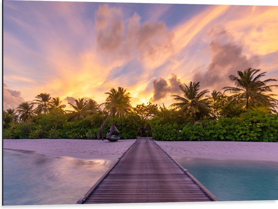 Dibond - Vlonder naar Tropisch Eiland bij Zonsondergang - 80x60 cm Foto op Aluminium (Wanddecoratie van metaal)