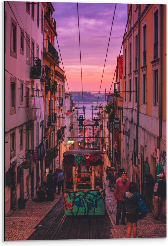 Dibond - Tram door Smal Buitenlands Straatje aan de Kust - 40x60 cm Foto op Aluminium (Wanddecoratie van metaal)