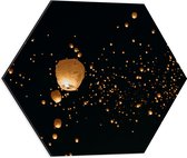 Dibond Hexagon - Lucht Vol Oranje Lampionnen - 50x43.5 cm Foto op Hexagon (Met Ophangsysteem)