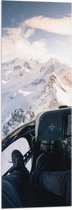 Vlag - Uitzicht op Besneeuwde Bergen en Bedieningstoestel vanuit Helikopter - 30x90 cm Foto op Polyester Vlag