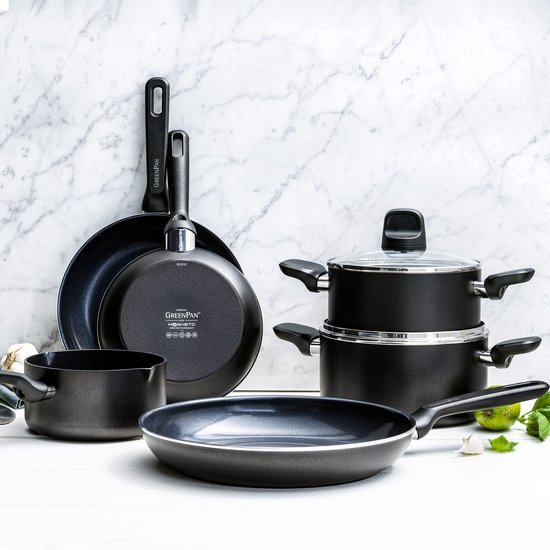 Zwarte GreenPan pannenset, waaronder drie koekenpannen en twee kookpotten met deksel.