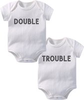 Hospitrix Baby Rompertje Tweeling met Tekst "Double Trouble" | 0-3 maanden | maat 50/56 | Korte Mouw |Tweeling Cadeau| Kraamkado | Cadeau voor Zwangerschap | Bekendmaking | Aankondiging | Aanstaande Moeder | Moederdag