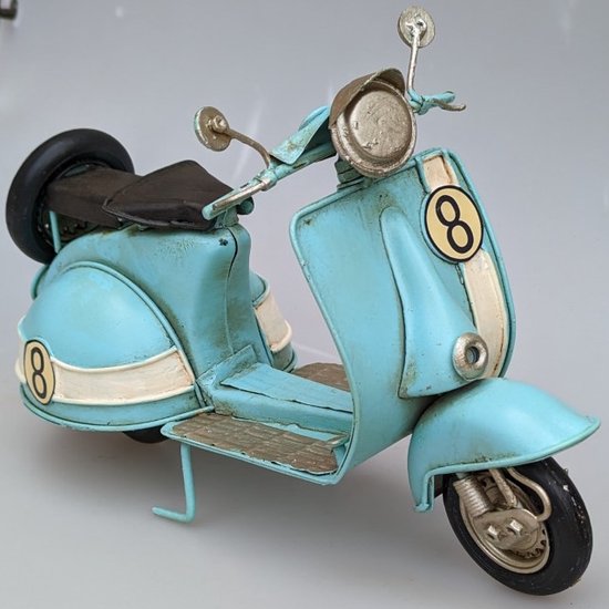 MadDeco - vintage - étain - bleu clair - scooter - 27x8x17 cm