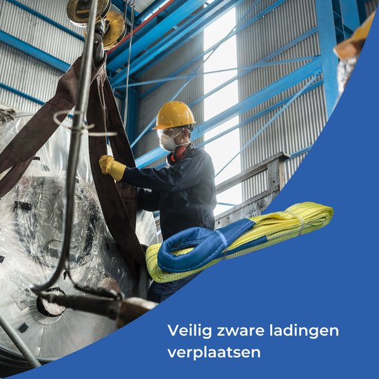 Arbeider hijst met een gele hijsband een grote, verpakte rol. "Veilig zware ladingen verplaatsen."