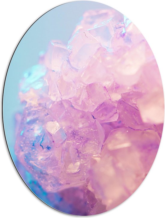 Dibond Ovaal - Close-up van Paarse Kristal in Blauqwe Omgeving - 60x80 cm Foto op Ovaal (Met Ophangsysteem)