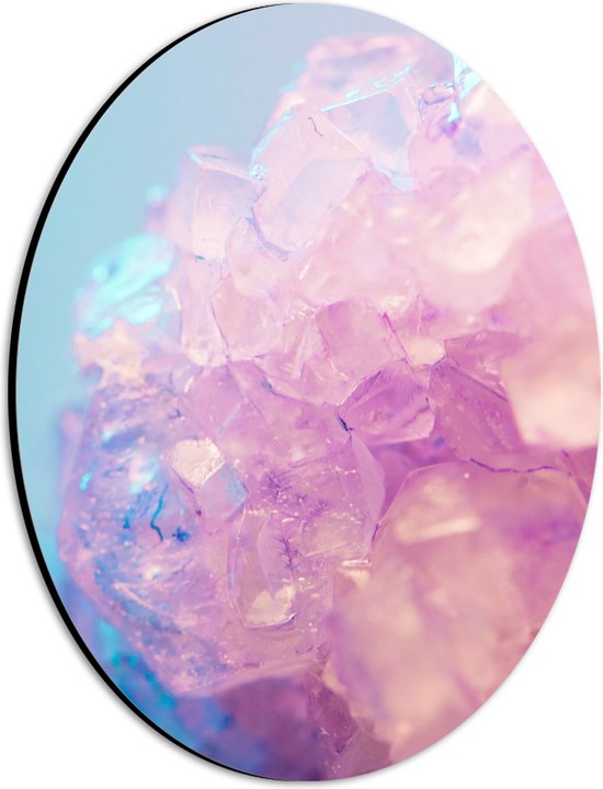 Dibond Ovaal - Close-up van Paarse Kristal in Blauqwe Omgeving - 21x28 cm Foto op Ovaal (Met Ophangsysteem)