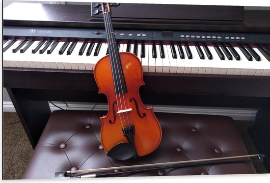 Dibond - Rood- Bruine Viool met Strijkstrok tegen Piano - 105x70 cm Foto op Aluminium (Wanddecoratie van metaal)