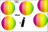 5x Bal regenboog 23 cm met ballenpomp - Strand bal voetbal softbal volleybal straat gym zaal school fun ballen vrolijk