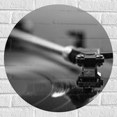 Muursticker Cirkel - Platenspeler in Actie (Zwart-wit) - 60x60 cm Foto op Muursticker