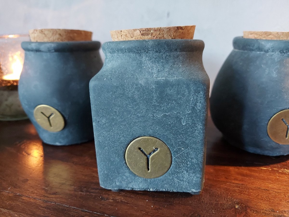 Kruidenpot of stolpfles van melkglas, blauwe opdruk paard en koets, set