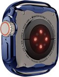 Achterkant Apple Watch Ultra in donkerblauwe bumper, met zilveren achterplaat.