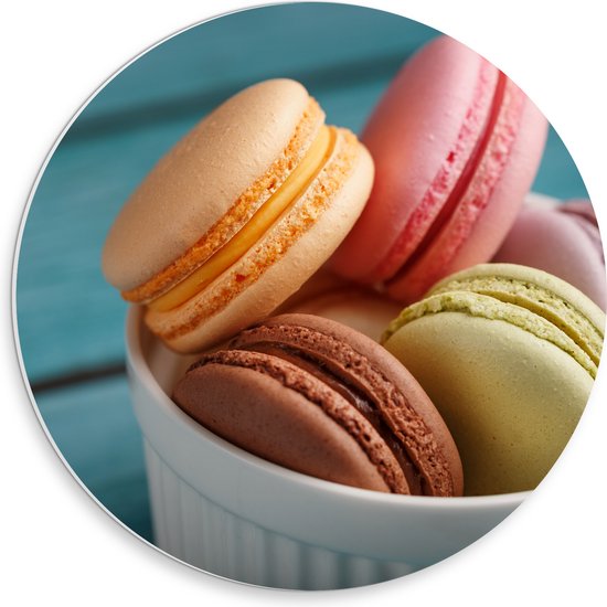 PVC Schuimplaat Muurcirkel - Schaaltje met Verschillende Smaken Macarons - 30x30 cm Foto op Muurcirkel (met ophangsysteem)