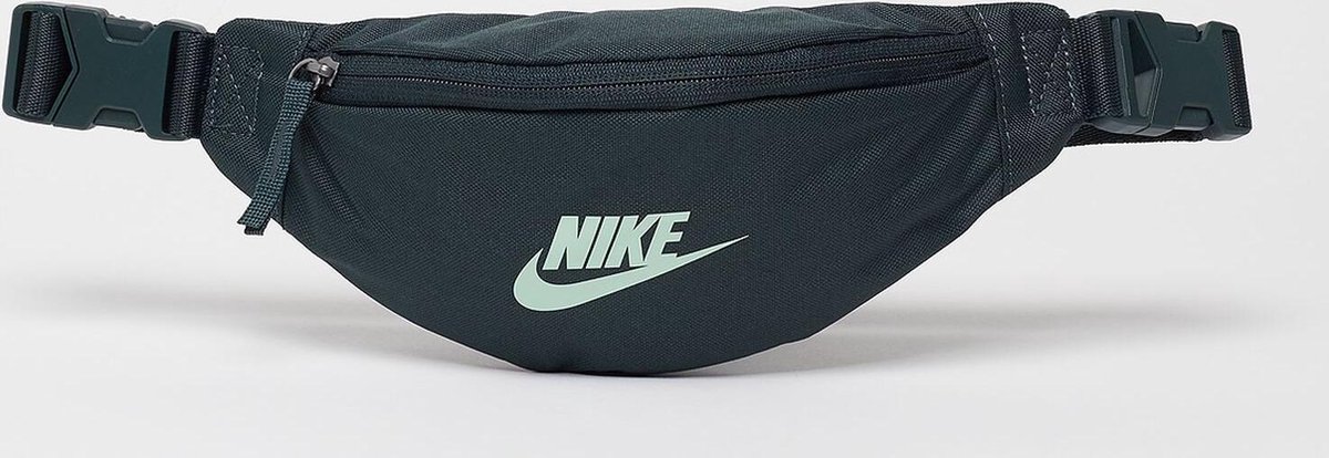 Nike Heritage Mini Heuptas - Donker Groen Met Mintgroene Letters - One Size  | bol