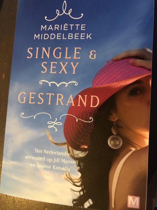 Boek 'Single & Sexy GESTRAND' van Mariëtte Middelbeek met op de voorkant een vrouw met een roze hoed.