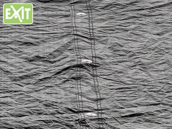 Gedetailleerd beeld van de zwarte trampoline afdekhoes met dubbele stiksels en metalen oogjes.