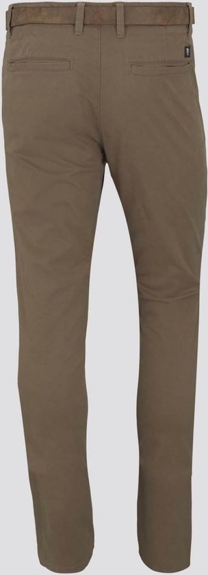 Achterkant van een man in een bruine chino met suède riem, zittend.
