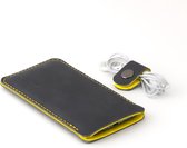 JACCET lederen iPhone 11 case - antraciet/zwart leer met geel wolvilt - Handmade in Nederland