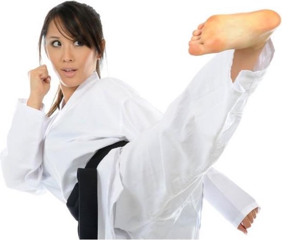 Jeune femme en karategi blanc avec ceinture noire, donnant un coup de pied haut.