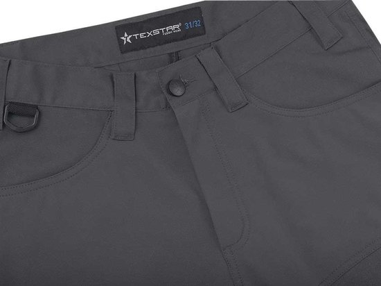Sluiting en tailleband van een donkergrijze broek met Texstar logo en maat 31/32.