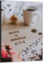 Dibond –Koffiekop en Letters met: ''Have A Great Day''– 60x90cm Foto op Aluminium (Wanddecoratie van metaal)