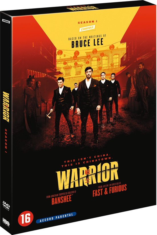 DVD-hoes van Warrior Seizoen 1, met een groep mannen in pakken op een straat in Chinatown.