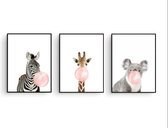 Postercity - Design Canvas Poster Set Zebra Giraffe & Koala met Roze Kauwgom / Kinderkamer / Dieren Poster / Babykamer - Kinderposter / Babyshower Cadeau / Muurdecoratie / 30 x 21cm / A4