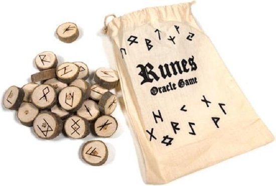 Beige katoenen tasje met de tekst 'Runes Oracle Game' en runen, naast houten runen.