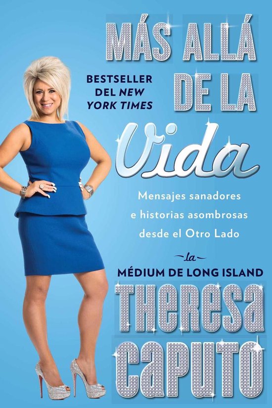 Theresa Caputo draagt een blauwe peplum-jurk en hakken op de cover van het boek 'Más Allá de la Vida'.