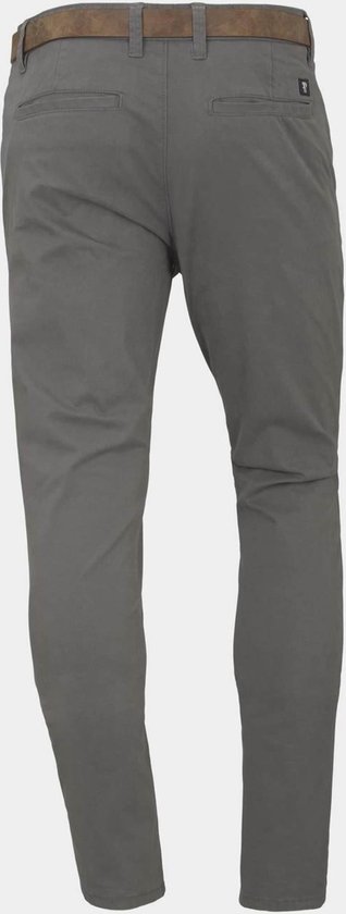 Achterkant van een man in een grijze chino met bruine riem.