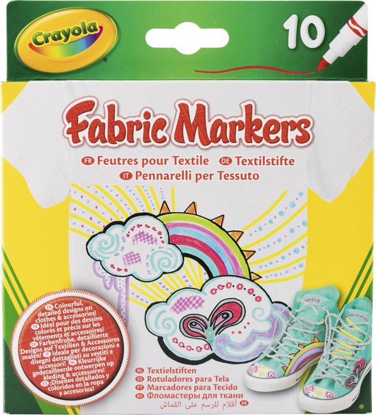 Emballage Crayola Fabric Markers avec un t-shirt et des chaussures peints avec des nuages et un arc-en-ciel.