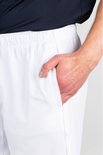 Man in witte tennis short, detail van de steekzak.