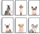 Postercity - Design Canvas Poster Set Zebra Giraffe Koala Poesje/Kitten Hertje & Leeuwtje met Roze Kauwgom / Kinderkamer / Dieren Poster / Babykamer - Kinderposter / Babyshower Cadeau / Muurd