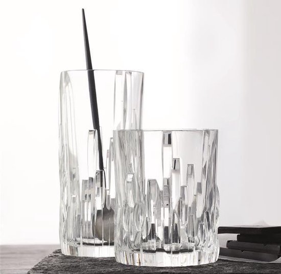 Een lang en een laag kristallen glas, beide met een reliëf van verticale lijnen.
