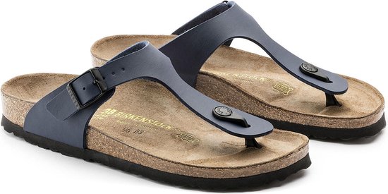 Een paar donkerblauwe Birkenstock Gizeh slippers met bandjes en gespen. Kurken zolen.