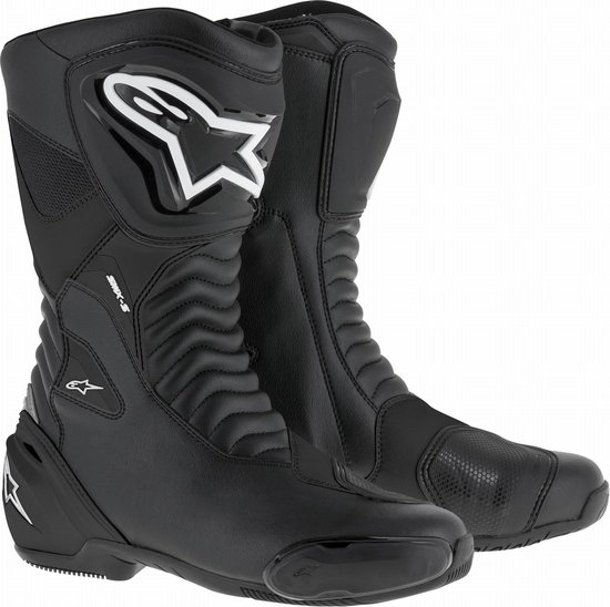 Zwarte Alpinestars SMX-S motorlaarzen met wit logo en accordeon-flexpanelen op een witte achtergrond.