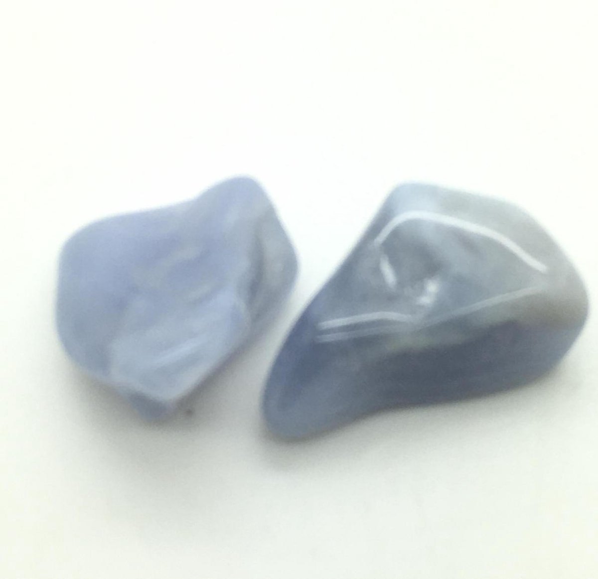Chalcedoon edelstenen 2 trommelstenen ca 1.5 x 2 x 1 cm blauw
