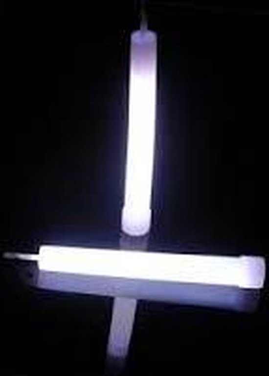 Twee witte, oplichtende glowsticks op een zwarte achtergrond.