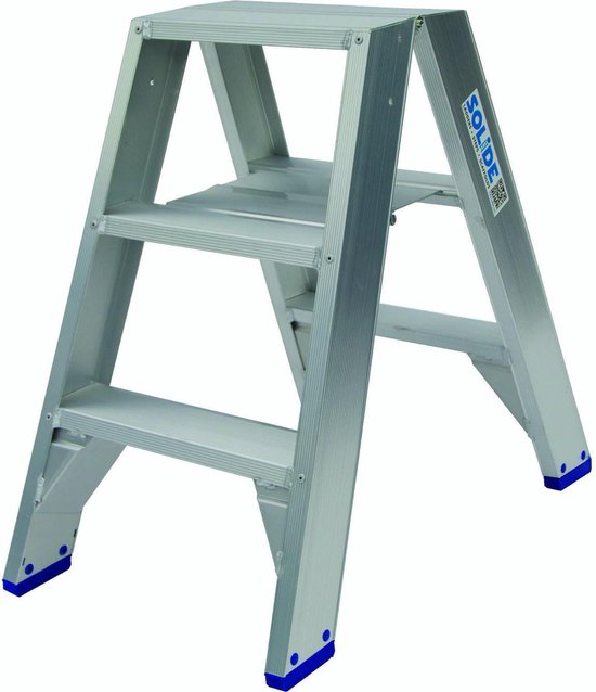Aluminium trap met 2 treden, zonder leuning, en blauwe dopjes aan de poten. Solide logo op de zijkant.