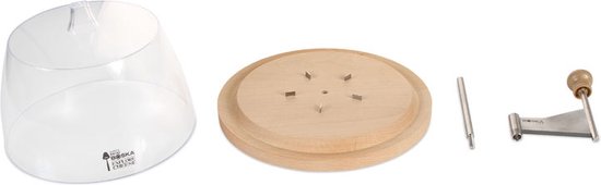 Onderdelen van de kaasplank: houten plank, doorzichtige stolp, prikker en rasp.