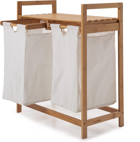 Bamboe wasmand met twee witte stoffen waszakken en een bovenste plank.