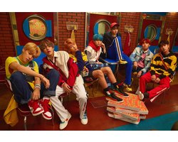 BTS poster - Bangtan Boys - Zuid-Korea -Rappers -RM - Suga - J-hope - Zangers - Jin - Jimin V - Jungkook - pizza - 61 x 91.5 cm.