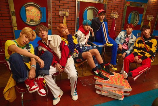 BTS poster - Bangtan Boys - Zuid-Korea -Rappers -RM - Suga - J-hope - Zangers - Jin - Jimin V - Jungkook - pizza - 61 x 91.5 cm.