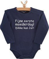 Rompertje baby tekst cadeau | fijne eerste moederdag mama met naam | Lange mouw | blauw | maat 50/56 bekendmaking zwangerschap aanstaande baby jongen meisje unisex